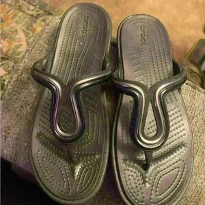 Crocs Sarnah metal sandals size 7M‎